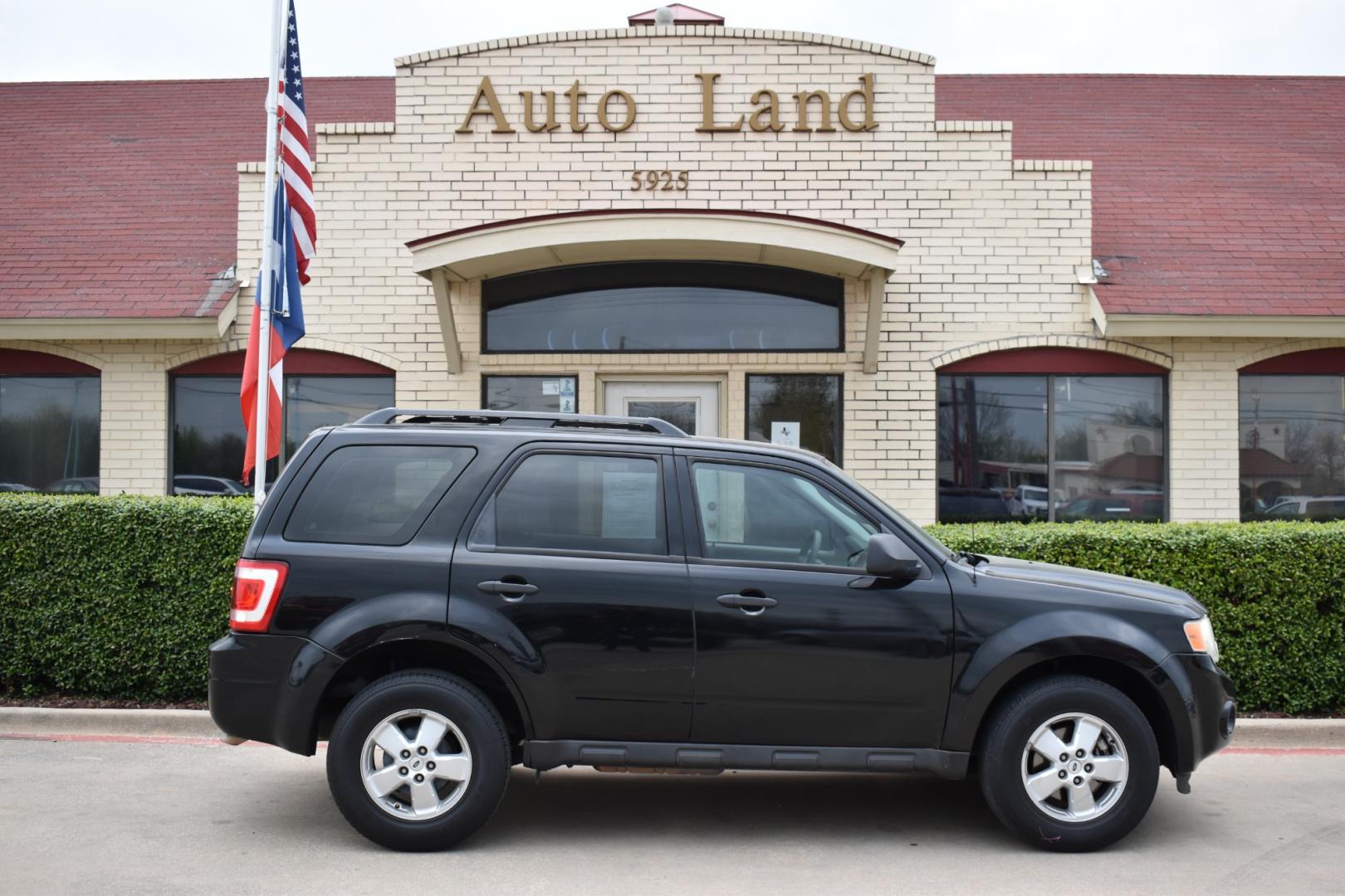 2010 Black /Gray Ford Escape (1FMCU0C78AK) with an 4.25L engine, 6-Speed Automatic transmission, located at 5925 E. BELKNAP ST., HALTOM CITY, TX, 76117, (817) 834-4222, 32.803799, -97.259003 - Buying a 2010 Ford Escape can offer several benefits, including: Affordability: Since it's an older model, you can typically find a 2010 Ford Escape at a lower price compared to newer SUVs. This can be advantageous if you're on a budget or looking for a reliable vehicle without breaking the bank. - Photo#4